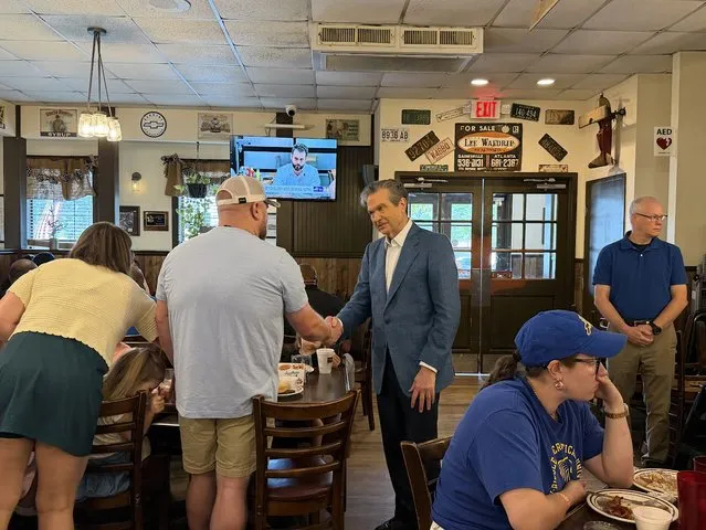 Rick Jackson makes stop at Longstreet Cafe in Gainesville as gubernatorial runoff with Burt Jones approaches