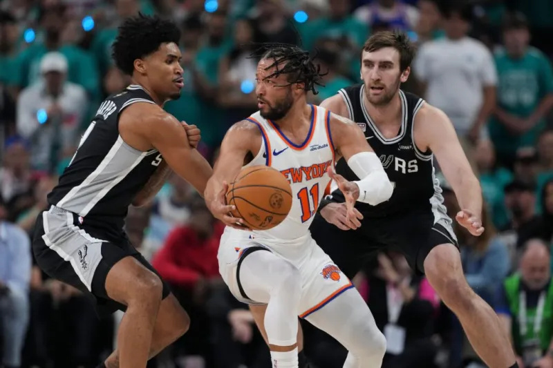 Knicks finish on 11-0 run, steal Game 1 from Spurs