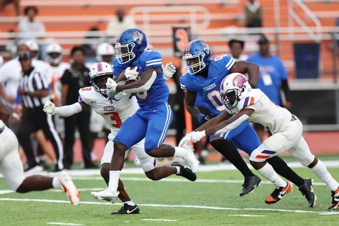 Hampton Inks Pro Football Contract With Nebraska Siege Of The Arena League