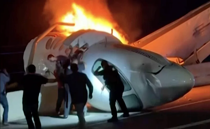 1 killed when small plane crashes on Texas highway