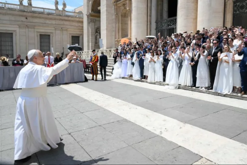Eucharist transforms believers into Christ's body and counters division, pope says