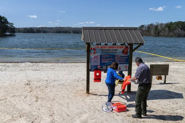 Lake Lanier Association donates to life jacket loaner program