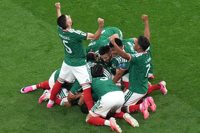 Mexico ends a 40-year knockout drought, beats Ecuador to advance in World Cup