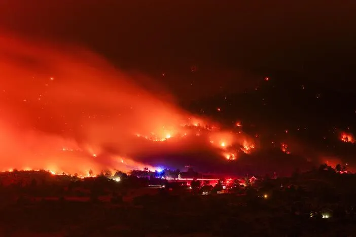 Thunderstorms, heat and wind will hamper efforts to contain Colorado wildfires