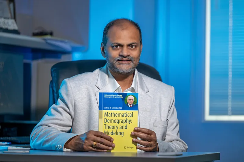 New mathematical demography textbook offers knowledge across disciplines