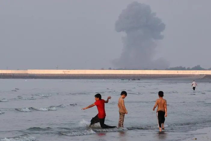 The U.S. strikes Iran after Trump announces a renewed blockade and tolls in Hormuz