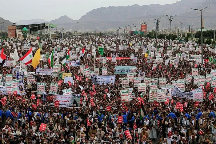 Amid U.S.-Iran war, Houthi rebels threaten to blockade another key strait