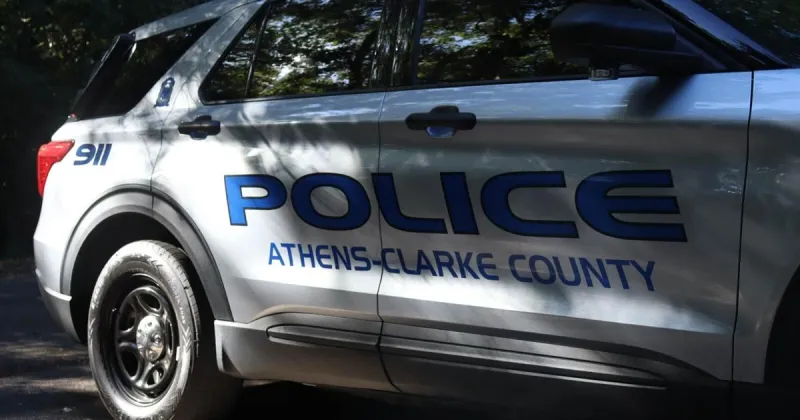 Athens police seize machine guns, firearms and cash during arrests