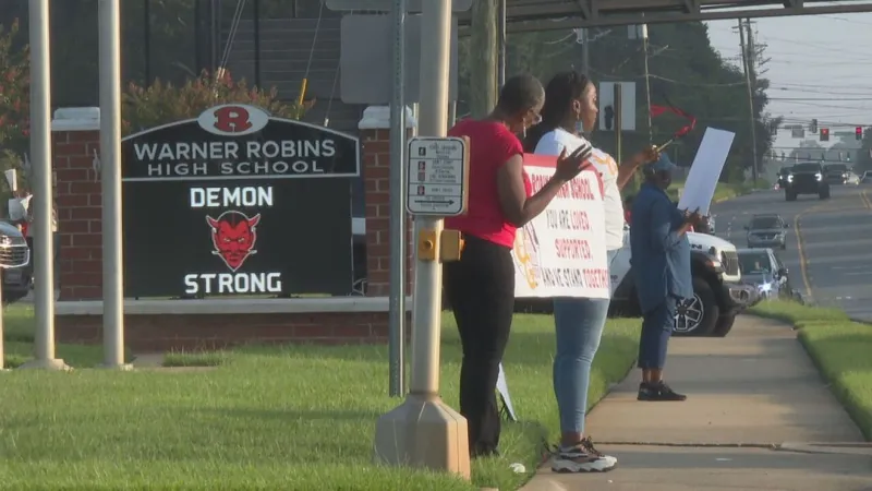 Community welcomes back students to Warner Robins High School following shooting on campus