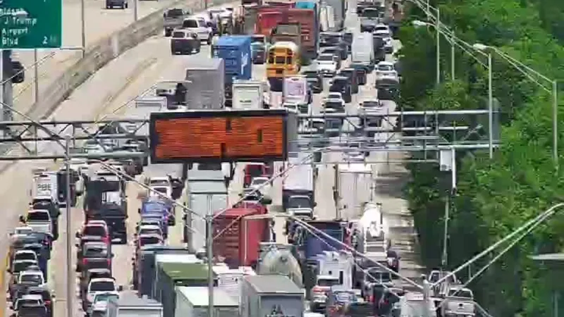 Major crash blocks 3 left lanes on I-95 north near Forest Hill Boulevard
