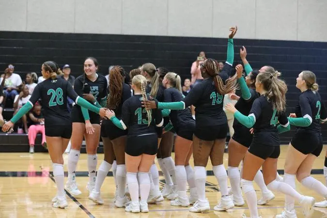 Women's Volleyball Earns Clean Sweep over USSU