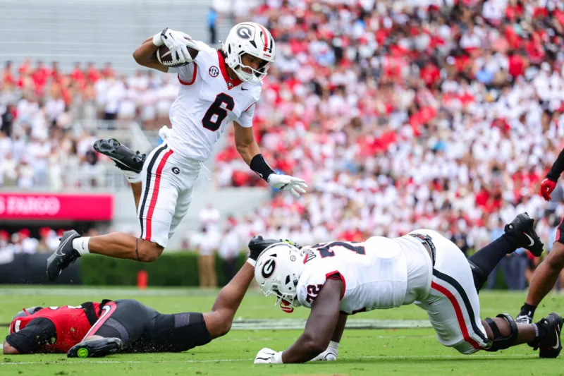 No. 2 Georgia crushes Western Kentucky 70-20