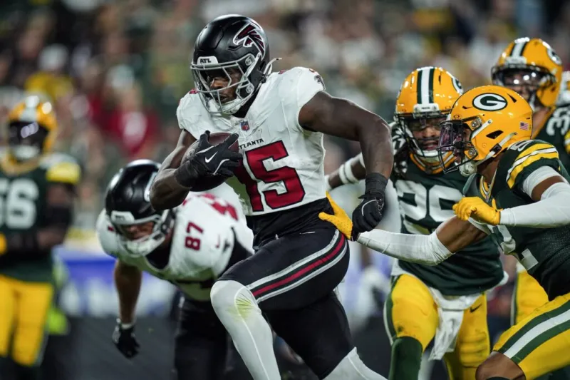 Falcons breeze to 35-14 victory over Packers