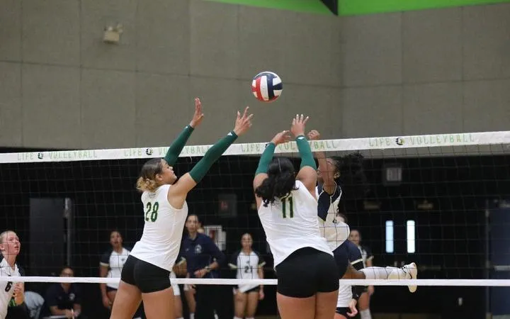 Women's Volleyball Falls in Heartbreaker to WCU
