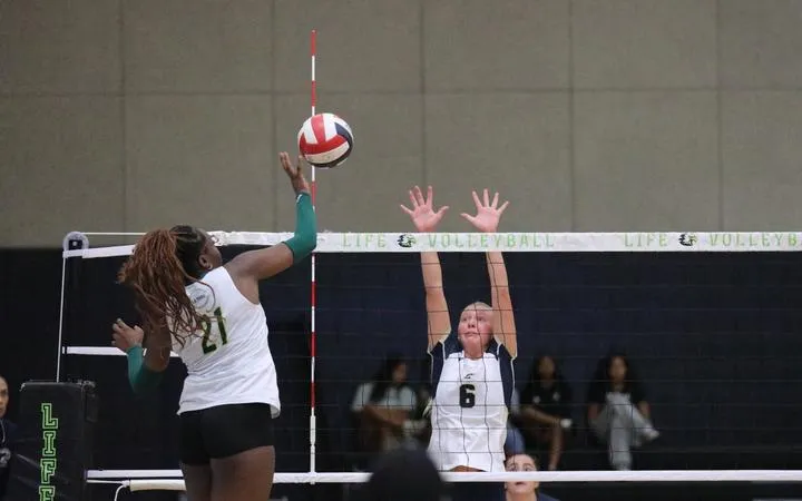 Women's Volleyball Stumbles at Mobile