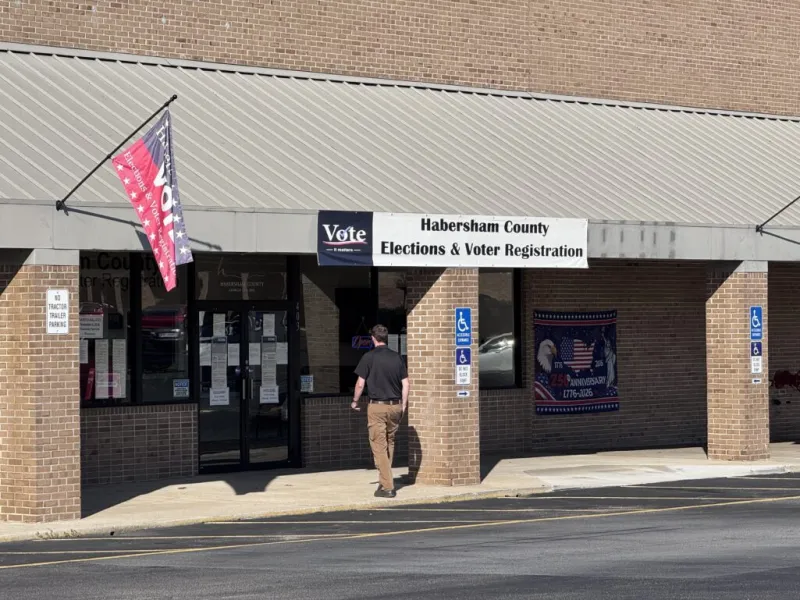 Georgians shatter first day early voting record