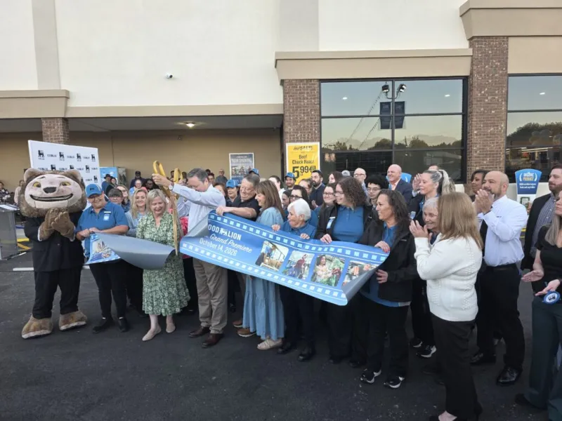 Hundreds welcome Food Lion to Lavonia at grand opening