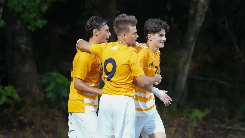 Farrona Nets Third Straight Game Winner as Bears Beat Rams