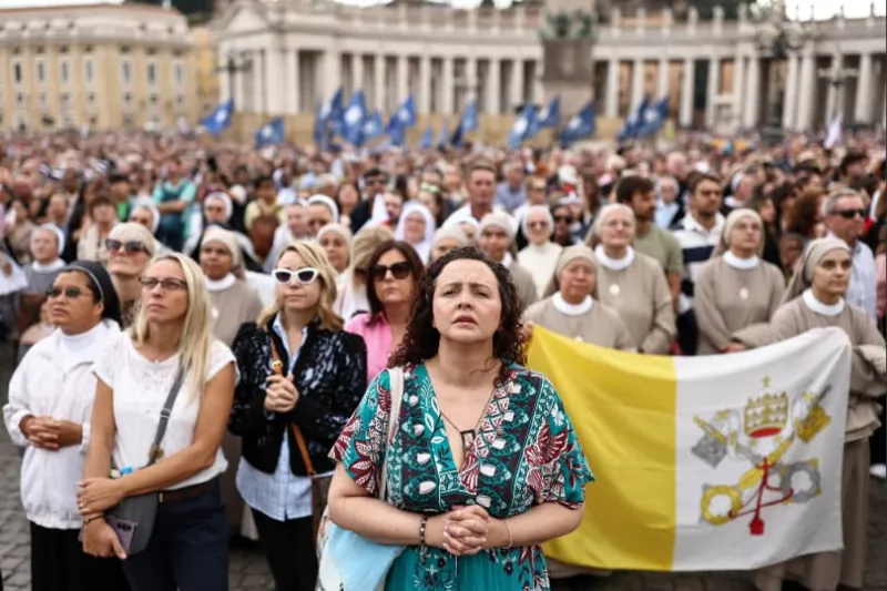 Pope returns to Vatican for Angelus following cancer surgery