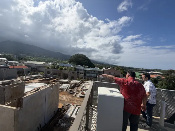 Schatz visits site of future Hlau of 'iwi Art in Wailuku