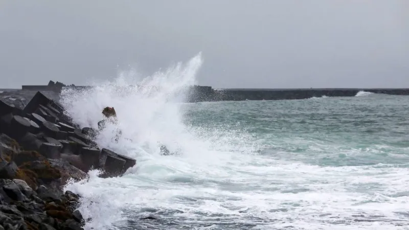 Sunday on Big Island: High surf warning for south shores, coastal flooding during high tides