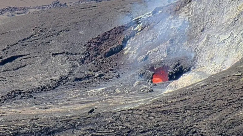 Small spatter bursts erupt from north vent ahead of Klauea Episode 51 lava fountaining