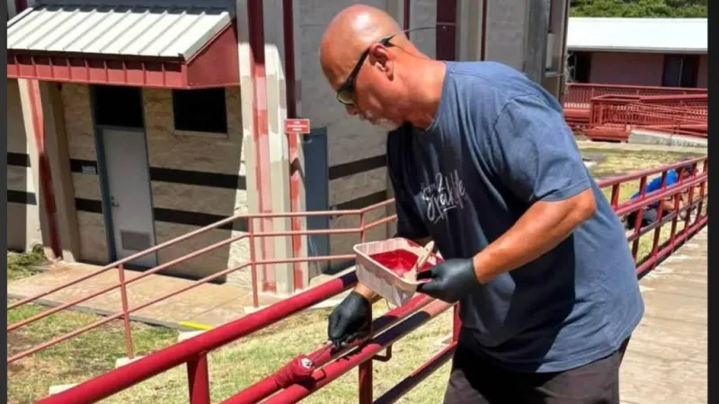 Police partner with community to paint railings at Waikloa school
