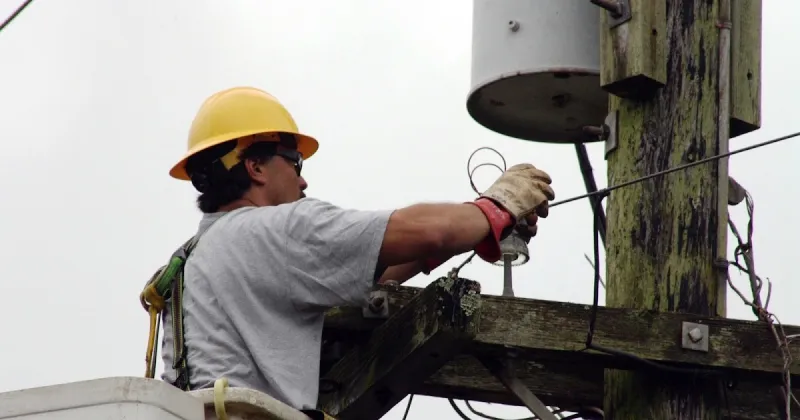 Power outages more frequent, longer lasting; Schofield Army sergeant believed first banned under transgender policy; Dolly Parton's Oahu connections, more news from...