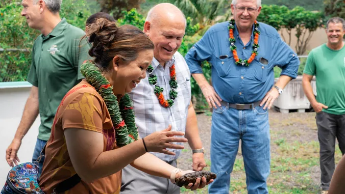 Congressional leaders tour UH high-impact agricultural research facilities