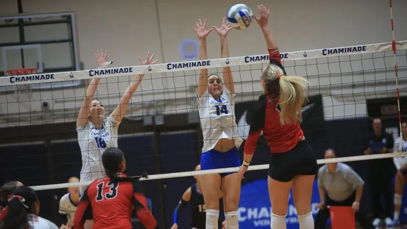 Volleyball Completes Day 1 Sweep of Hawai'i Challenge