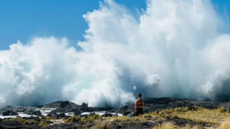 Hurricanes Lowell, Karina to produce advisory-level surf on Big Island