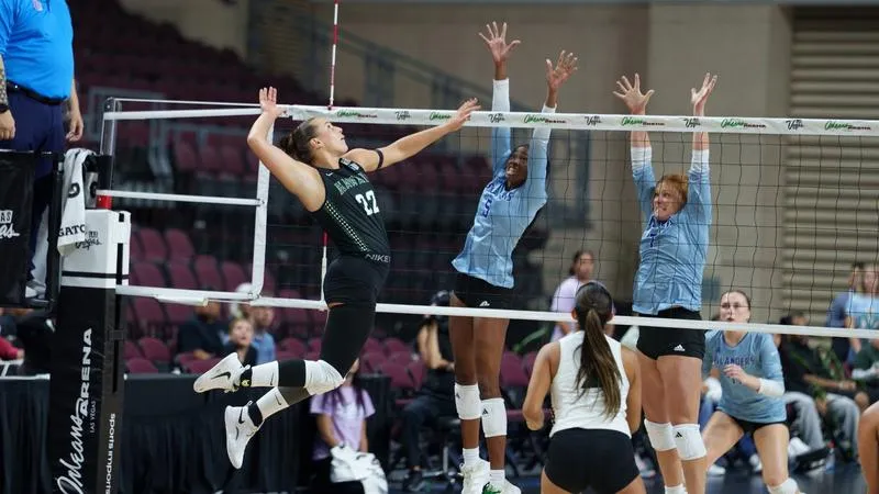 Women's Volleyball Swamps Islanders in Lucky Aces Opener