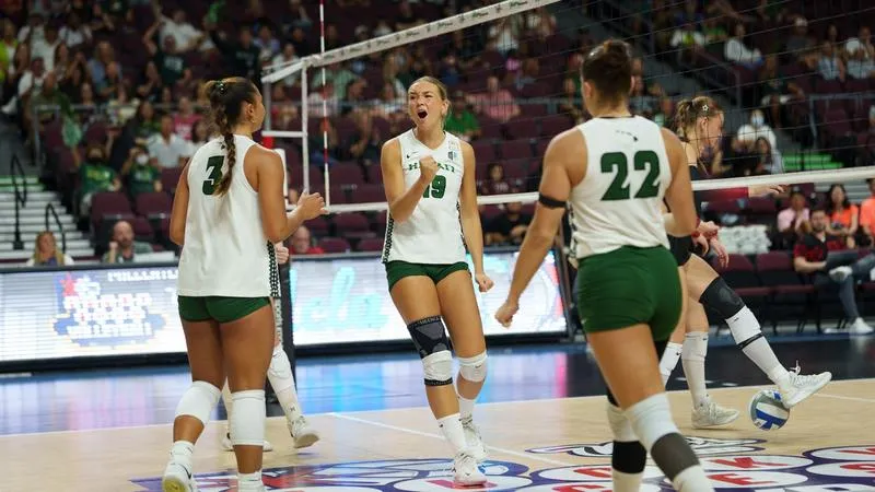Women's Volleyball Outlasts Iowa State for Seventh Straight Win