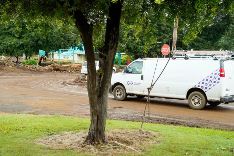 Hawaiian Electric crews helping on Kaua'i after Lowell called back to Big Island bases ahead of Nolo