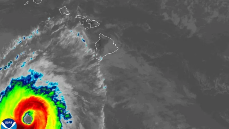 Nolo slightly stronger as it moves westward south of the Hawaiian Islands