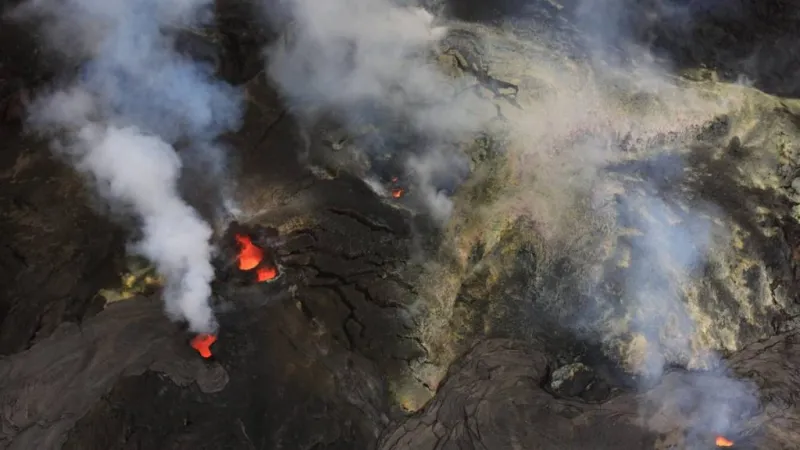 Volcano Watch: An intrusion during an eruption at the summit of Klauea. How does it happen?