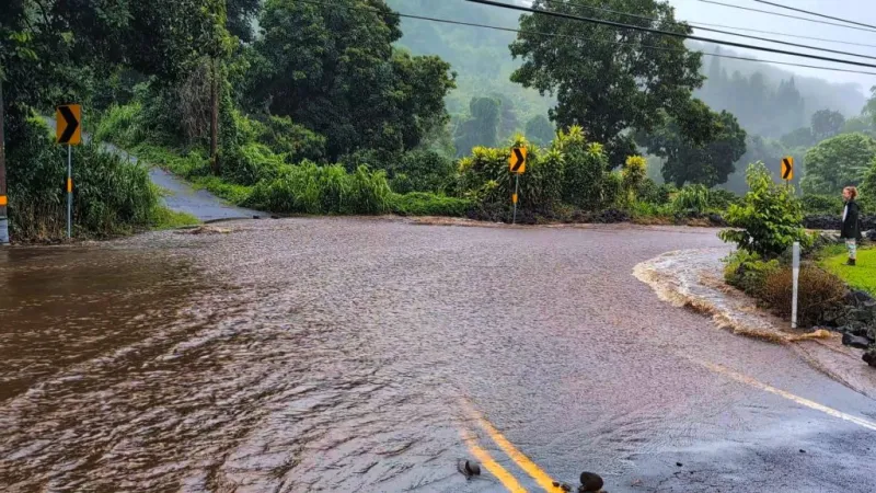 Flooding closes stretch of Highway 11 on Big Island