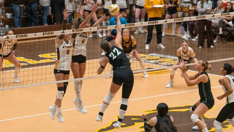 Women's Volleyball Outlasts Wyoming in Five-Set Thriller