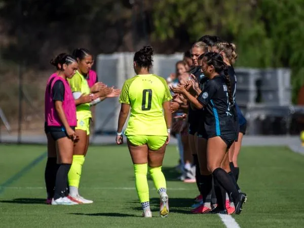 Tocher, Navarro Combine for Six Saves Against Hawai?i Hilo