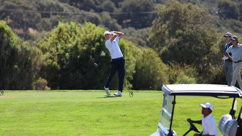 Men's Golf Holds 1st Round Lead in Tri-Match