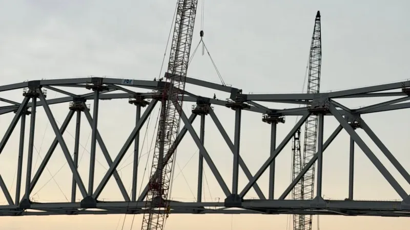 Lansing Mississippi River bridge hits milestone as center span connections are completed