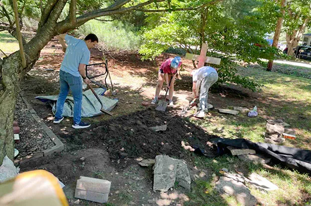 Youths 'dig in' to service in Farmington