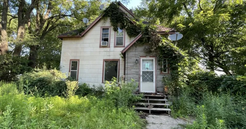 Sunday night fire under investigation at abandoned Waterloo house