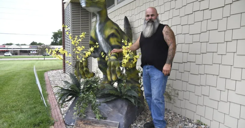 North Sioux artist donates dinosaur sculpture to community library