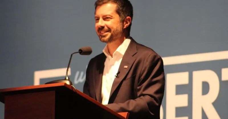 Buttigieg says Democrats 'in this moment' can do it during Iowa visi