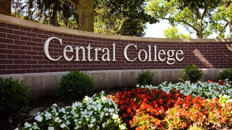 Central College merges business, communication studies departments