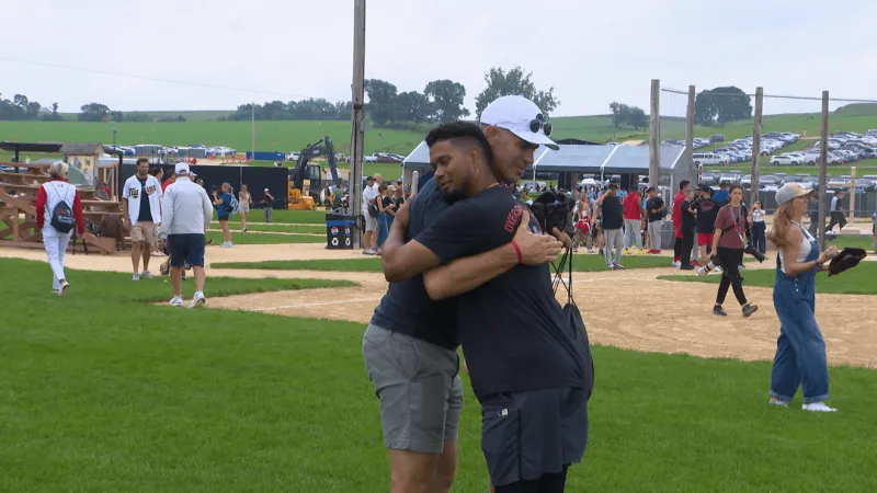 Luis Arraez reunites with Twins teammates and more as MLB returns to the Field of Dreams