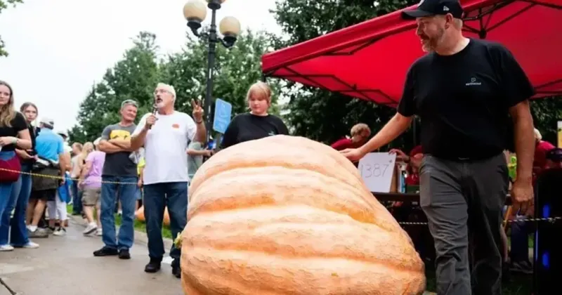 'Pumpkin Pete' and daughter repeat as Iowa State Fair growing champs