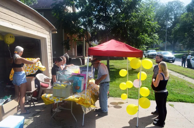 Sioux Cityans come out to support mother and daughter after lemonade stand robbery attempt