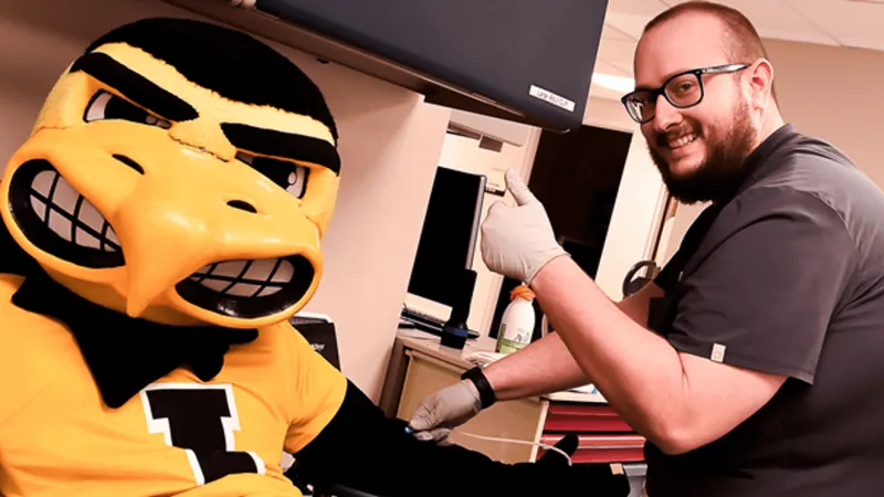 University of Iowa calls on Hawkeyes to donate blood in Big Ten competition